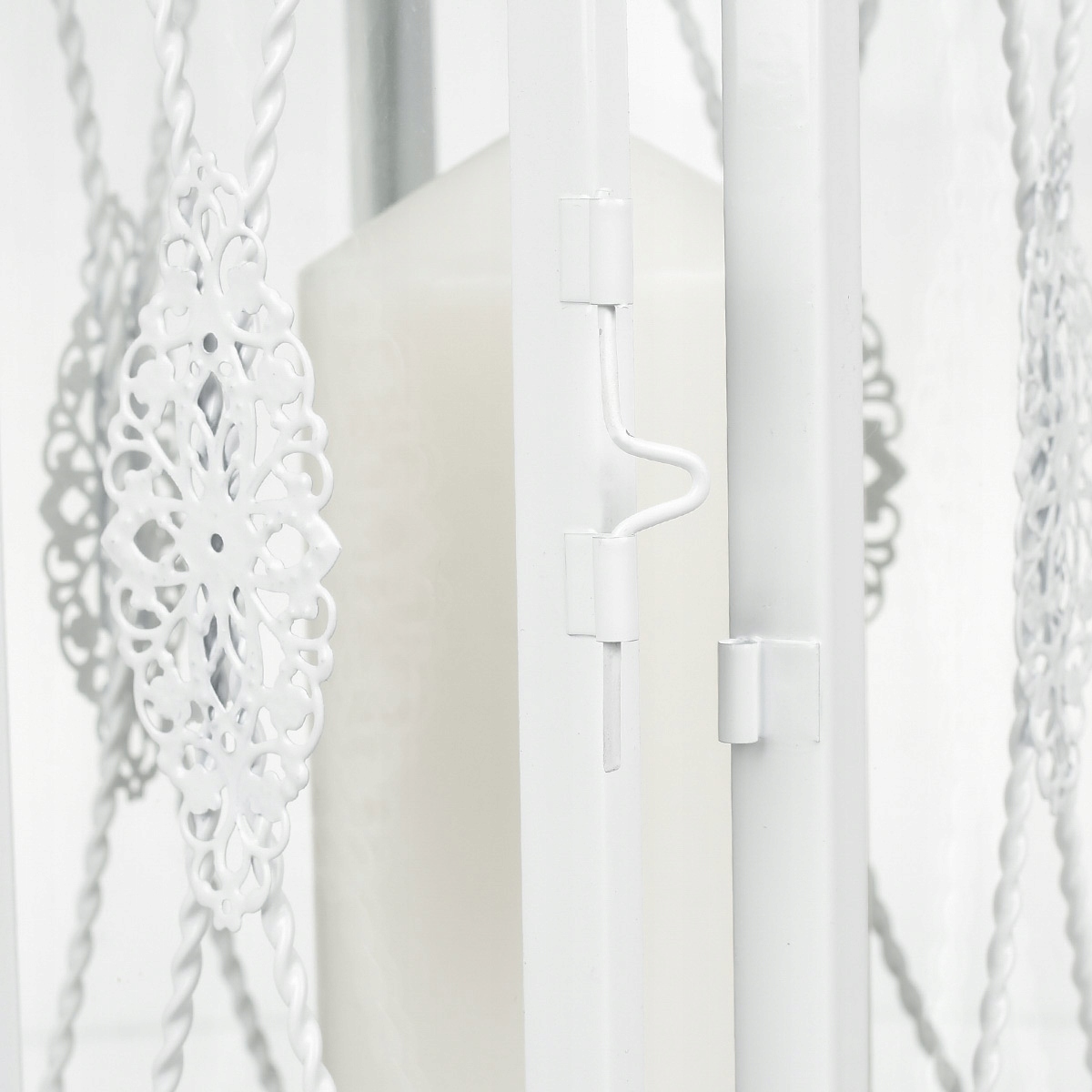biele-kovove-lampase-detail-zamku-s-orientalnym-vzorom